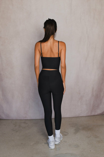 Levi Active Top in Black | Skatie